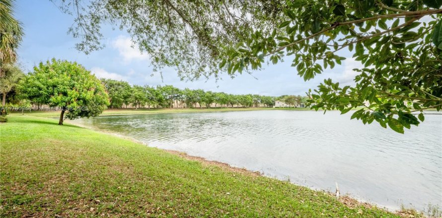 House in Miramar, Florida 5 bedrooms, 244.98 sq.m. № 1695531