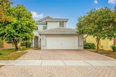 House in Miramar, Florida 5 bedrooms, 244.98 sq.m. № 1695531 - photo 7