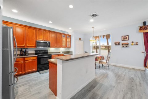 House in Miramar, Florida 5 bedrooms, 244.98 sq.m. № 1695531 - photo 4