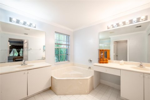 House in Miramar, Florida 5 bedrooms, 244.98 sq.m. № 1695531 - photo 11