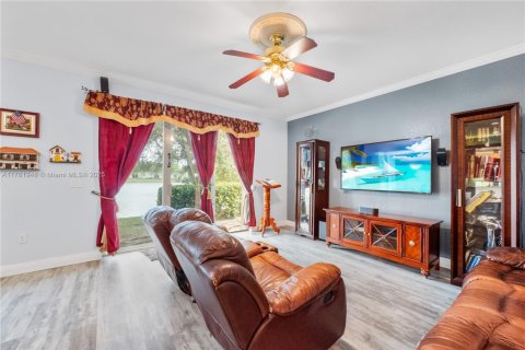 House in Miramar, Florida 5 bedrooms, 244.98 sq.m. № 1695531 - photo 6