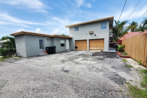 Immobilier commercial à vendre à Lake Worth, Floride: 196.95 m2 № 1946775 - photo 2