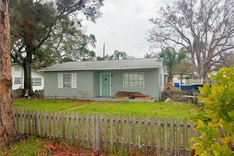 House in Saint Petersburg, Florida 2 bedrooms, 100.61 sq.m. № 1543514 - photo 1