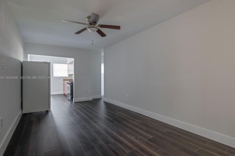 Снять в аренду квартиру в Хомстед, Флорида 2 спальни, 540.32м2, № 1982621 - фото 5