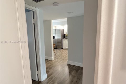 Condo in Pembroke Pines, Florida, 2 bedrooms  № 1931117 - photo 9