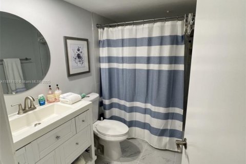 Condo in Pembroke Pines, Florida, 2 bedrooms  № 1931117 - photo 8