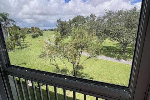 Condo in Pembroke Pines, Florida, 2 bedrooms  № 1931117 - photo 23