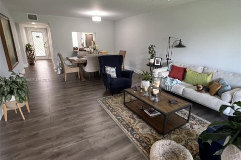 Condo in Pembroke Pines, Florida, 2 bedrooms  № 1931117 - photo 12