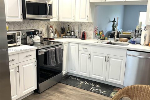 Condo in Pembroke Pines, Florida, 2 bedrooms  № 1931117 - photo 4