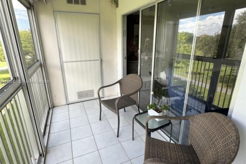Condo in Pembroke Pines, Florida, 2 bedrooms  № 1931117 - photo 21