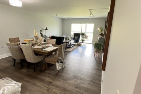 Condo in Pembroke Pines, Florida, 2 bedrooms  № 1931117 - photo 11