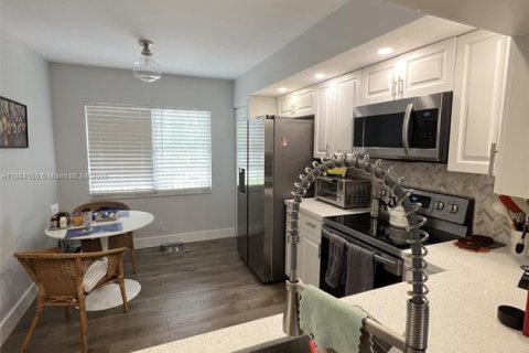 Condo in Pembroke Pines, Florida, 2 bedrooms  № 1931117 - photo 5