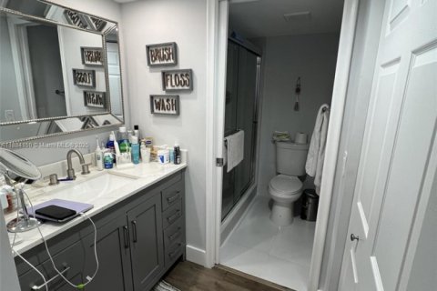 Condo in Pembroke Pines, Florida, 2 bedrooms  № 1931117 - photo 15