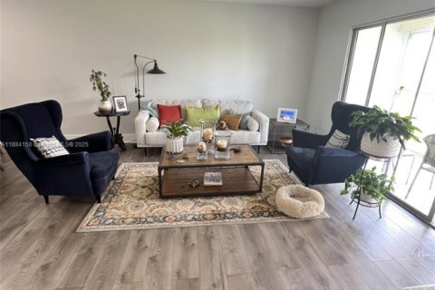 Condo in Pembroke Pines, Florida, 2 bedrooms  № 1931117 - photo 1