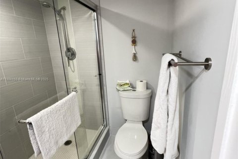 Condo in Pembroke Pines, Florida, 2 bedrooms  № 1931117 - photo 16