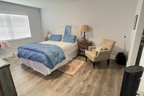 Condo in Pembroke Pines, Florida, 2 bedrooms  № 1931117 - photo 13