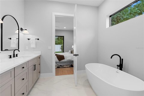 House in Orlando, Florida 5 bedrooms, 310.01 sq.m. № 2147845 - photo 22