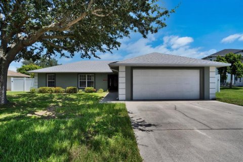 House in Auburndale, Florida 3 bedrooms, 155.05 sq.m. № 1787972 - photo 1