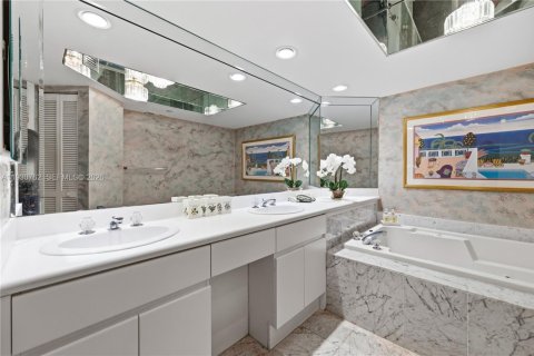 Condominio en venta en Sunny Isles Beach, Florida, 1 dormitorio, 117.06 m2 № 1991063 - foto 13