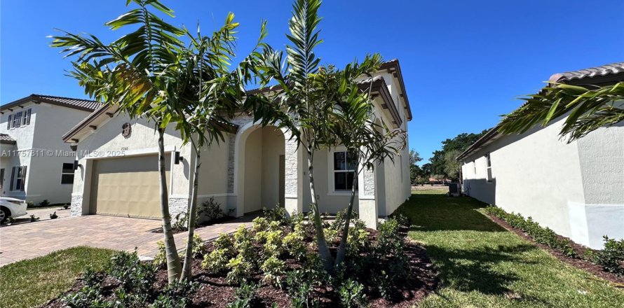 House in Homestead, Florida 3 bedrooms № 1705360