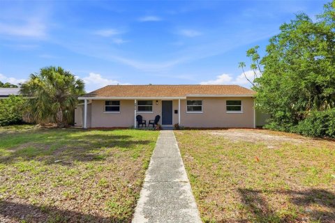 House in Saint Petersburg, Florida 4 bedrooms, 149.76 sq.m. № 2096552