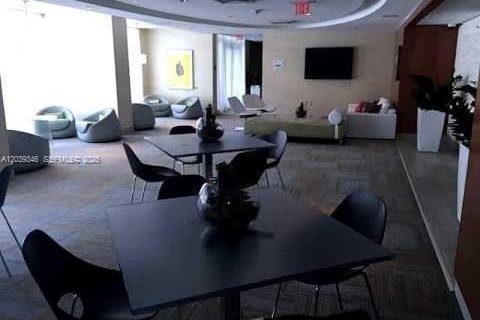 Condo in Miami, Florida, 1 bedroom № 2183237 - photo 12