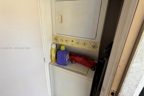 House in Hialeah, Florida 4 bedrooms, 192.87 sq.m. № 2004249 - photo 28