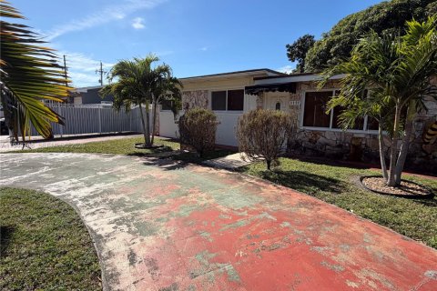 House in Hialeah, Florida 4 bedrooms, 192.87 sq.m. № 2004249 - photo 2