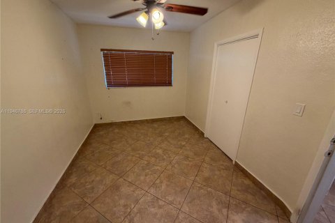 House in Hialeah, Florida 4 bedrooms, 192.87 sq.m. № 2004249 - photo 12