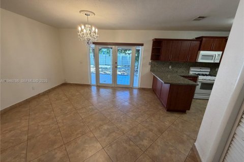 House in Hialeah, Florida 4 bedrooms, 192.87 sq.m. № 2004249 - photo 6