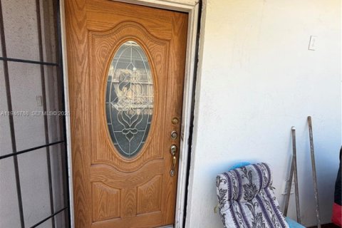 House in Hialeah, Florida 4 bedrooms, 192.87 sq.m. № 2004249 - photo 23