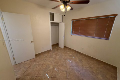 House in Hialeah, Florida 4 bedrooms, 192.87 sq.m. № 2004249 - photo 13