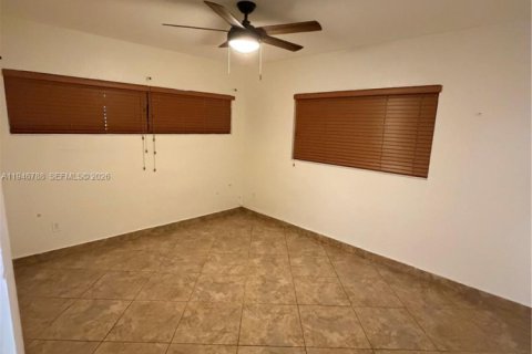 House in Hialeah, Florida 4 bedrooms, 192.87 sq.m. № 2004249 - photo 11