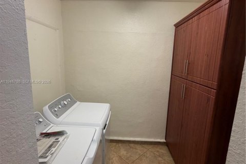 House in Hialeah, Florida 4 bedrooms, 192.87 sq.m. № 2004249 - photo 10