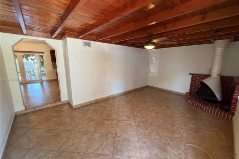 House in Hialeah, Florida 4 bedrooms, 192.87 sq.m. № 2004249 - photo 5