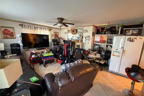 House in Hialeah, Florida 4 bedrooms, 192.87 sq.m. № 2004249 - photo 27