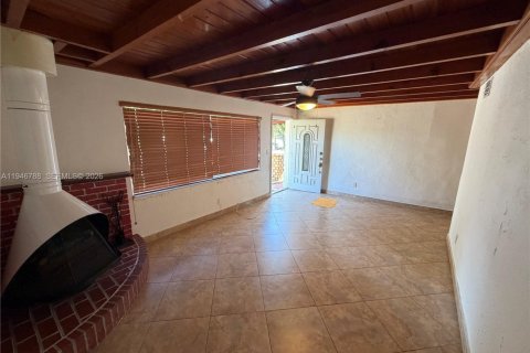 House in Hialeah, Florida 4 bedrooms, 192.87 sq.m. № 2004249 - photo 4