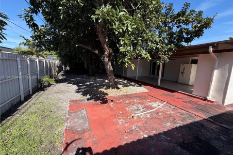 House in Hialeah, Florida 4 bedrooms, 192.87 sq.m. № 2004249 - photo 20