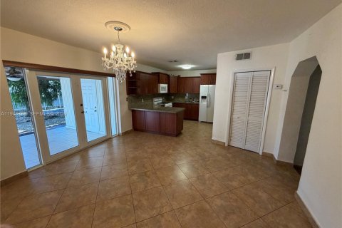 House in Hialeah, Florida 4 bedrooms, 192.87 sq.m. № 2004249 - photo 8