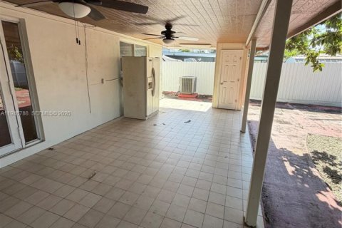 House in Hialeah, Florida 4 bedrooms, 192.87 sq.m. № 2004249 - photo 18