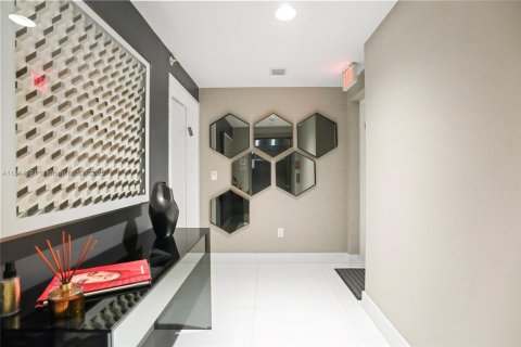 Condo in North Miami Beach, Florida, 2 bedrooms  № 1893206 - photo 2