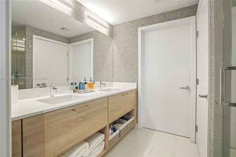 Condo in North Miami Beach, Florida, 2 bedrooms  № 1893206 - photo 20