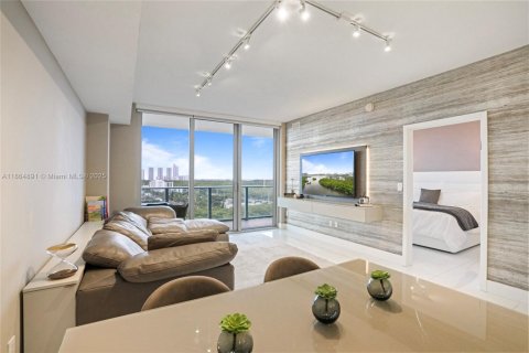 Condo in North Miami Beach, Florida, 2 bedrooms  № 1893206 - photo 11