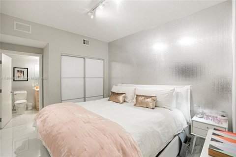 Condo in North Miami Beach, Florida, 2 bedrooms  № 1893206 - photo 25