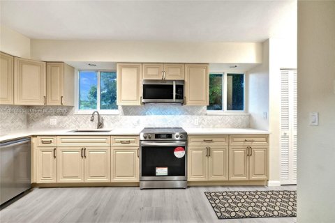 Commercial property in Hollywood, Florida 202.16 sq.m. № 1878804 - photo 3