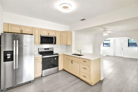Commercial property in Hollywood, Florida 202.16 sq.m. № 1878804 - photo 8