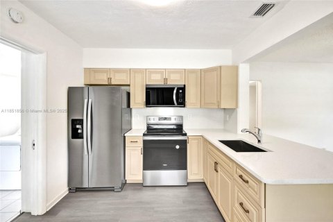 Commercial property in Hollywood, Florida 202.16 sq.m. № 1878804 - photo 7