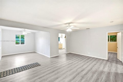 Commercial property in Hollywood, Florida 202.16 sq.m. № 1878804 - photo 9