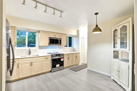 Commercial property in Hollywood, Florida 202.16 sq.m. № 1878804 - photo 4