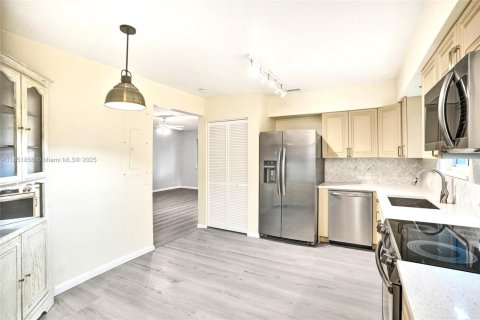 Commercial property in Hollywood, Florida 202.16 sq.m. № 1878804 - photo 5